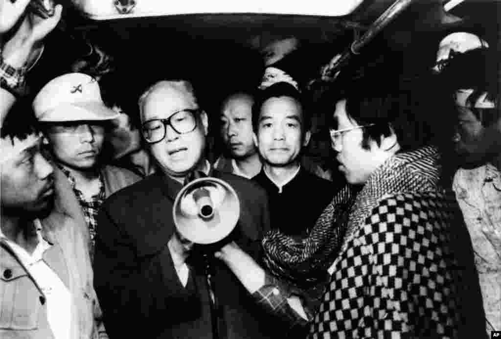时任中国共产党总书记的赵紫阳在天安门广场对进行绝食抗议的学生们发表讲话(1989年5月19日)