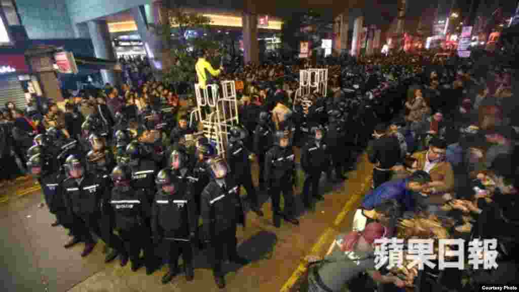HK Protesters clashed with police in Mong kok 旺角街头夜市大年初一晚爆发激烈警民冲突 (苹果日报)