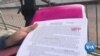 英语视频：寻求庇护者通过虚拟法庭受审