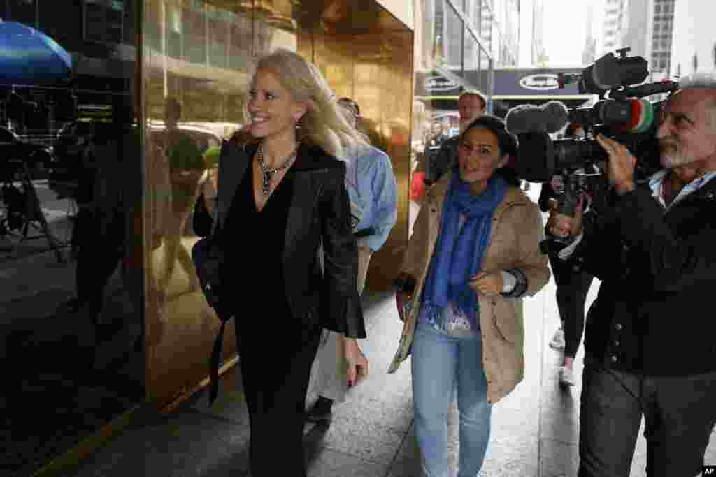 川普的竞选经理康威(Kellyanne Conway)来到川普大楼外面(2016年10月8日) 