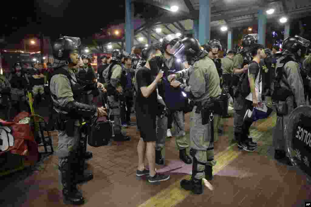 因抗议者围堵机场公路,香港警察对走下中环渡轮六号码头的人进行搜查。(2019年9月1日)