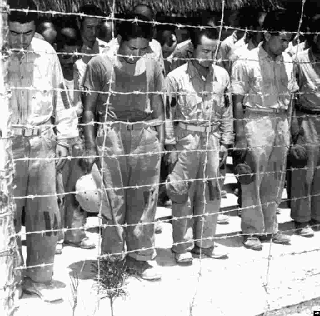 1945年8月15日,在马里亚纳群岛的关岛,日本战俘听到日本天皇宣布日本无条件投降的时候俯身鞠躬。二战中,珍珠港事件发生的第二天,日本袭击关岛,只有四艘小型舰船和五百人的守军以寡敌众,以弱敌强,抵抗了三天后,关岛被日本占领。三年后,美军大举反攻,收复了关岛 。