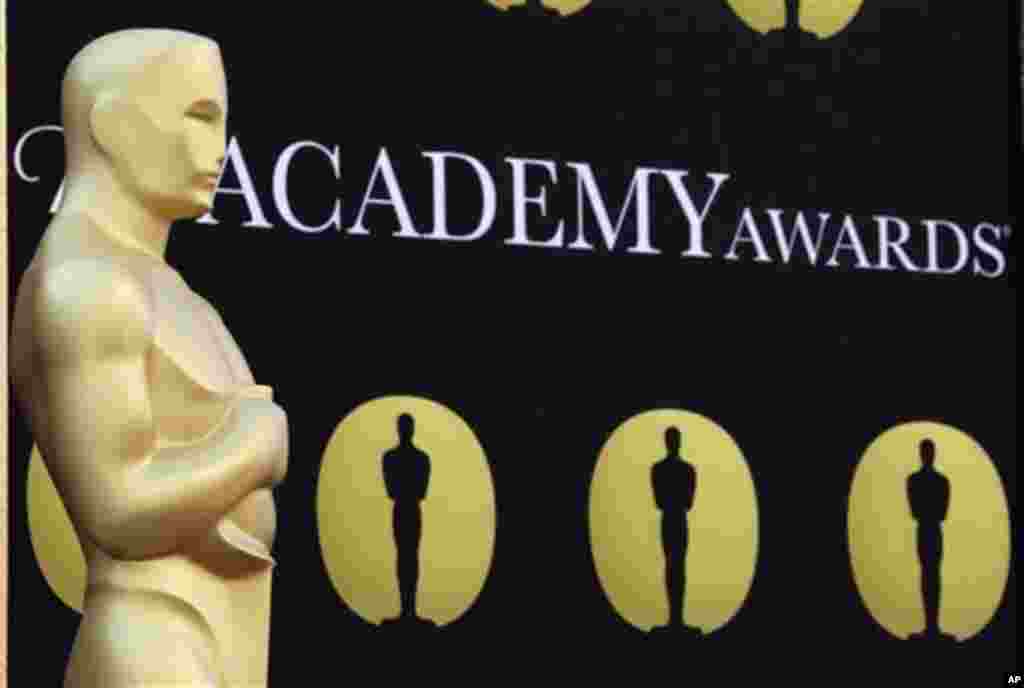 Bức tượng Oscar trên thảm đỏ bên ngoài nhà hát Kodak ở Los Angeles, California.