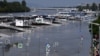 Пристані туристичних човнів частково занурені у воду в результаті повені на річці Дунай у Будапешті, спричиненої циклоном "Борис", 19 вересня 2024 року. (Фото Attila KISBENEDEK / AFP)