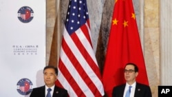 财政部长姆努钦和中国副总理汪洋在美国财政部参加美中全面经济对话 (2017年7月19日)