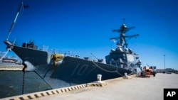 Офіційні особи США заявили, що корабель збив протикорабельну крилату ракету, випущену з Ємену Іраном. підтримував хуситів. Архівне фото: Есмінець типу Arleigh Burke USS Gravely пришвартований у своєму порту приписки Норфолк, штат Вірджинія, у вівторок, 14 березня 2023 р.