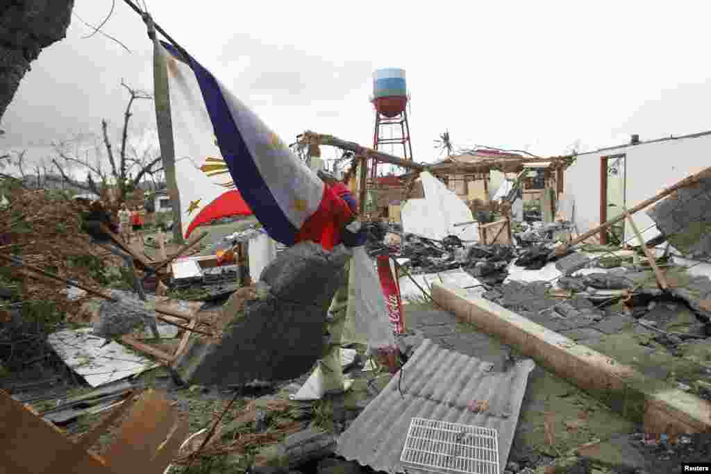 uốc kỳ Philippines nằm trong đống đổ nát của nhà cửa ở thành phố miền trung Tacloban sau khi siêu bão Haiyan ập vào, ngày 9/11/2013. 