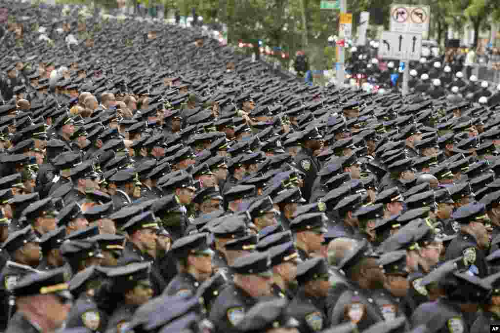 在纽约市的5个行政区之一布朗克斯(The Bronx),众多警察参加为殉职的警察举行的的葬礼(2017年7月11日)