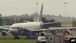 Cảnh sát phong tỏa các con đường ra vào sân bay St. Angelo gần thành phố Enniskillen, nơi chiếc máy bay đang đậu