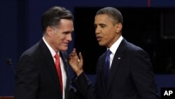 美国共和党总统候选人罗姆尼和奥巴马总统2012年10月3日在丹佛举行了首场辩论会后交谈