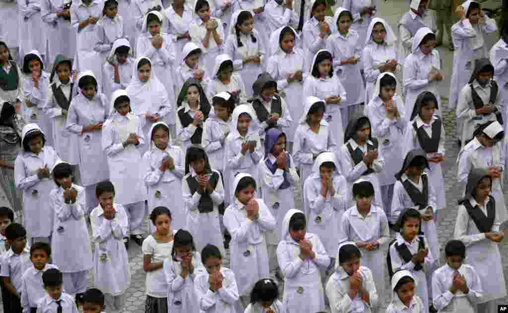 Nữ sinh Pakistan cầu nguyện cho Malala Yousufzai sớm bình phục trong sân trường ở Gujranwala, Pakistan, ngày 15 tháng 10, 2012.