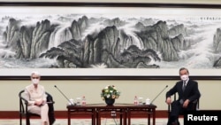 Thứ trưởng Ngoại giao Hoa Kỳ Wendy Sherman trong cuộc hội đàm với Bộ trưởng Ngoại giao Trung Quốc Vương Nghị.