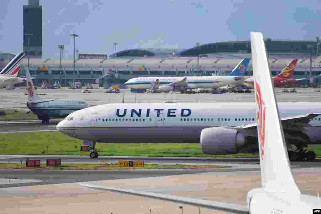 美国联合航空公司的波音777飞机2018年7月25日在北京机场等候起飞。 7月25日是中国要求外国航空公司去除台湾国家称谓的最后期限。美国三大航空公司在网站上以“台北”取代了“台北-台湾”。中国政府称此为“积极进展”,“给予肯定”。今年早些时候,中国民航局要求外国航空公司在表述台湾的机场时要冠以“中国”字样。但在美国东部时间2018年8月9日,美国联合航空公司的网站在列出台北机场时没有称其为中国台北机场。该网站在单列中国各地机场时也没有列出台湾的任何机场。 白宫曾公开强烈反对北京对外国航空公司的这一要求,称之威为奥威尔式的胡言乱语。