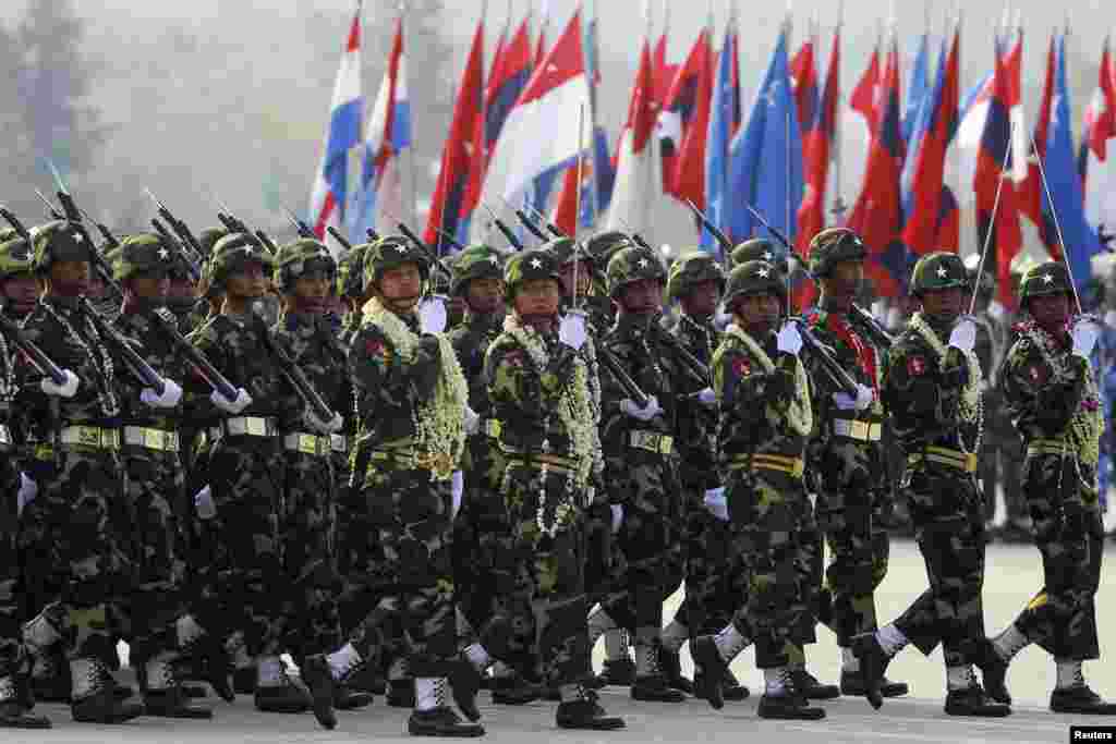 2013年3月27日,在缅甸首都内比都举行的建军节阅兵式期间,一队仪仗卫兵在接受检阅。