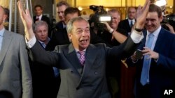 英国脱欧公投结束后，独立党领袖、脱欧派领导人法拉吉庆祝胜利。
