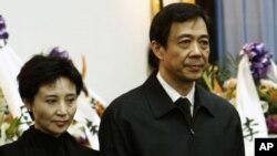 中国前重庆市委书记薄熙来(右)和他的妻子谷开来2007年1月在悼念薄熙来的父亲薄一波的仪式上