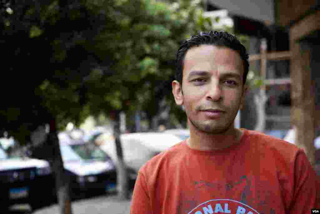 Anh Mahmoud, một người gác cửa ở Cairo, Ai Cập: “Obama có thể giúp Ai Cập, ông là người tốt, dân Ai Cập thích ông.” (Y. Weeks/VOA)