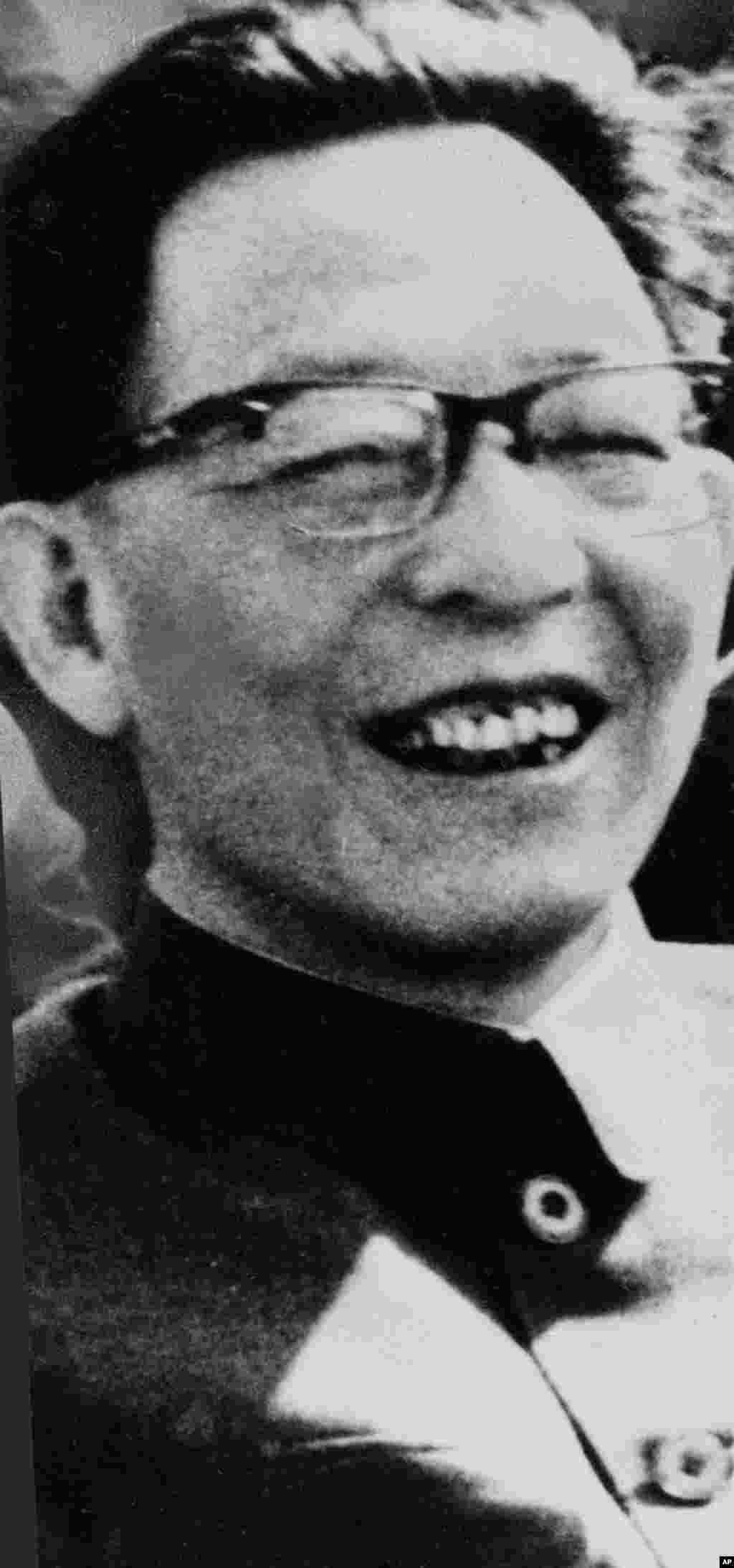 文革时期的中共高官张春桥,毛泽东的文革亲信,曾任中共中央政治局常委、中国国务院副总理、中共中央军事委员会常委兼军队总政治部主任、南京军区政委、上海市革命委员会主任、中共上海市委第一书记等要职,是“四人帮”之一。1970年8月下旬的中共中央九届二中全会上,林彪集团和江青集团对立。林彪集团大力拥护毛泽东当国家主席,称赞毛是天才,围攻持不同意见的张春桥。其实张比林彪集团更了解“圣意”。