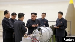 朝鲜领导人金正恩视察核设施 - 朝鲜官方的朝中社提供的为标明日期的照片