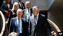 美国国务卿蒂勒森和国防部长马蒂斯来到国会，参加参议院外交委员会关于军力授权的闭门会议 (2017年8月2日)