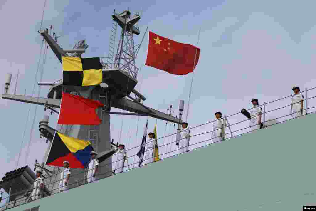 中国军舰在广东省湛江的军港起航,军人站在船上。(2017年7月11日)