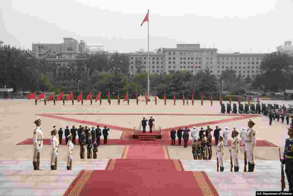 2017年8月15日,中国中央军委联合参谋部参谋长房峰辉在北京八一大楼的大院里欢迎美军参谋长联席会议主席邓福德。房峰辉当参谋长至少一直当到8月21日,在这一天,中国官方消息说“军委联合参谋部参谋长房峰辉在八一大楼会见泰国武装部队最高司令素拉蓬。”