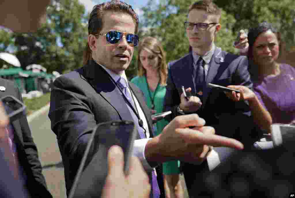 2017年7月25日,白宫通讯联络办公室主安东尼·斯卡拉穆奇(Anthony Scaramucci)在白宫对记者发言。他来自华尔街,与中国海航集团谈过交易。后来斯拉卡穆奇被解职,其职务由希克斯代理。