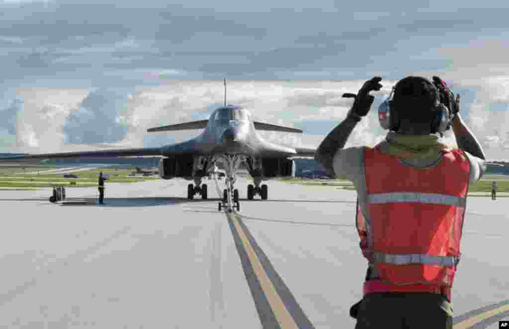 2017年7月26日, 一架B-1B&ldquo;&rdquo;枪骑兵&rdquo;轰炸机在关岛的安德森空军基地降落 (美国空军照片)。