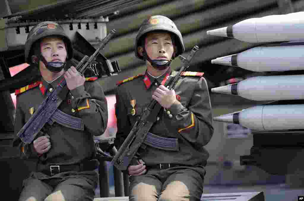 军人坐在导弹发射器上参加阅兵式，通过平壤金日成广场(2017年4月15日)。