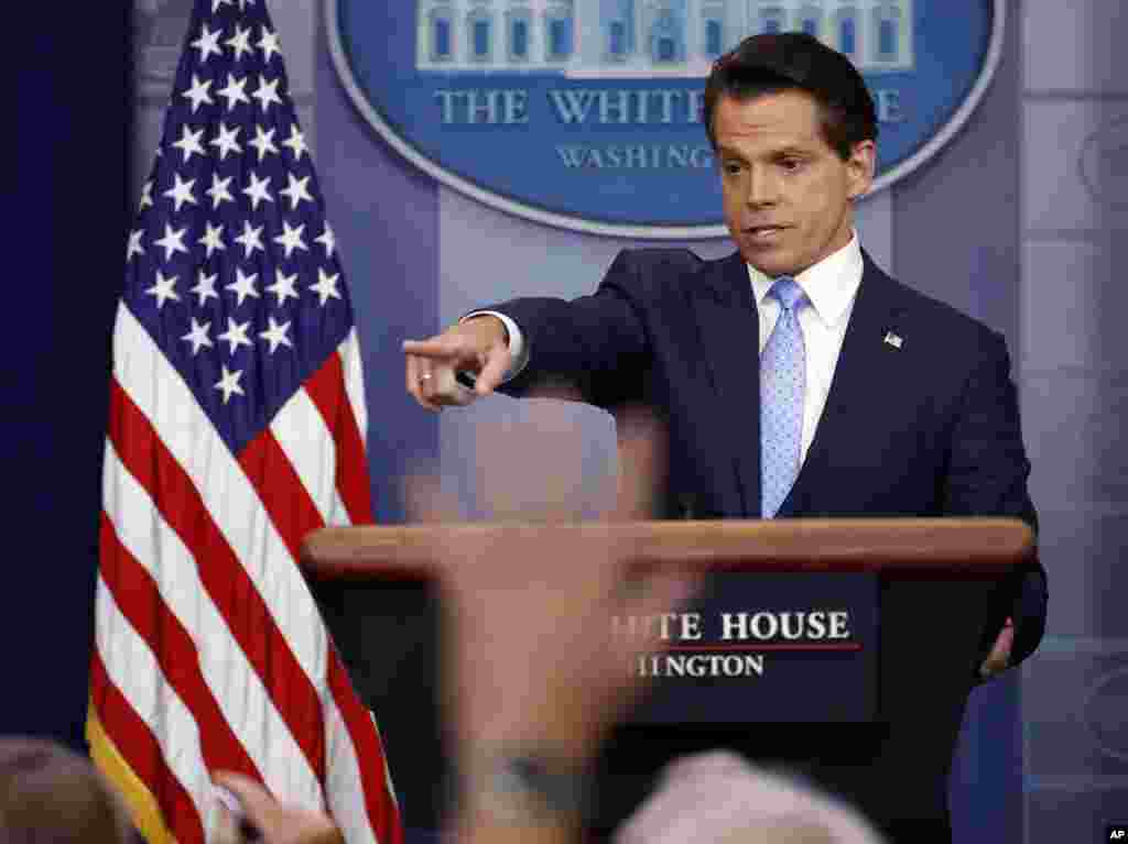 新任白宫通讯主任安东尼·斯卡拉穆奇(Anthony Scaramucci)在白宫新闻发布会上(2017年7月21日)。 华尔街金融家安东尼斯卡拉穆奇 是“天桥资本”(SkyBridge Capital)的创始人。在今年1月17号,他将控股出售给中国海航集团的海航资本与投资伙伴RON Transatlantic EG。根据华尔街日报估计,这笔交易的金额约2亿美元。这笔交易被美国外国投资委员会推迟。