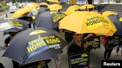 10月2日，香港抗议者冒雨聚集在中联办外面，要求实现真正的普选。 