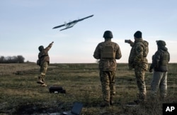 资料照：乌克兰士兵放飞无人机攻击顿涅茨克地区的俄军阵地。（2022年12月15日）
