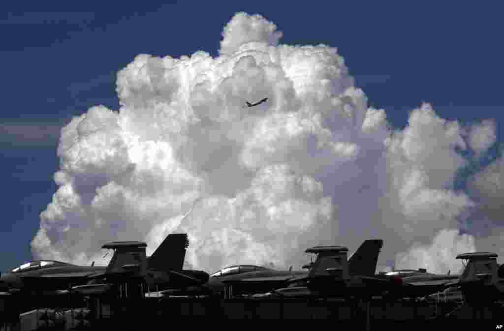 2017年10月2日,美国航空母舰罗纳德·里根号访问香港时,一架商用飞机在上空飞过。 主要在亚太区执行安全任务的“里根号” 航母,2003年7月服役,舰载各类军机70架,包括F/A18大黄蜂战机。而“里根号” 航母打击群则是第七舰队的主要王牌作战力量。第七舰队隶属美军太平洋司令部下属的太平洋舰队。 “里根号”舰方安排多位能讲粤语和国语的男女水兵与媒体见面,其中有些是来自中国的移民。