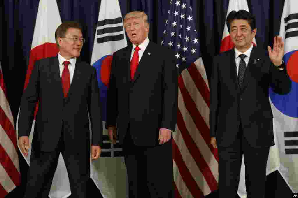美国总统川普在汉堡会见日本首相安倍和韩国总统文在寅(2017年7月6日)。三人共进晚餐,之后美日韩发表共同声明,谴责朝鲜试射洲际弹道导弹,并且说三国将推动联合国安理会对朝鲜进一步制裁,并呼吁朝鲜邻国要“加强说服朝鲜放弃威胁与挑衅,立刻采取步骤进行无核化,并且停止弹道导弹项目。”美国本周在联合国提出谴责朝鲜试射洲际弹道导弹的决议案,俄罗斯和中国拒绝支持。 