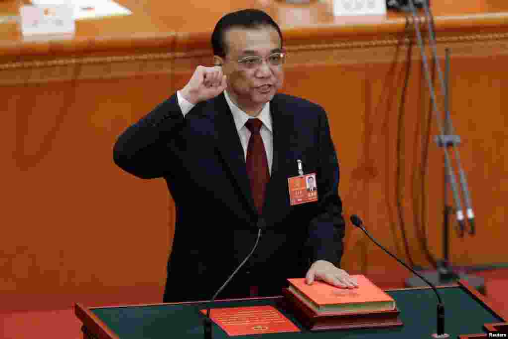 再次被中国国家主席任命为国务院总理的李克强在中国人民大会堂举行的全国人民代表大会第六次全体会议上手抚宪法宣誓就职。这暂时平息了非习近平嫡系的李克强可能离任的猜测。李克强被视为团派人物及胡锦涛属意的接班人。随着习近平成为中共无限期领导核心而集党政军大权于一身,政府总理的职权已经大为削弱。
