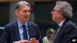 英国财政部长菲利普·哈蒙德（左）与卢森堡外长交谈（2017年1月27日）