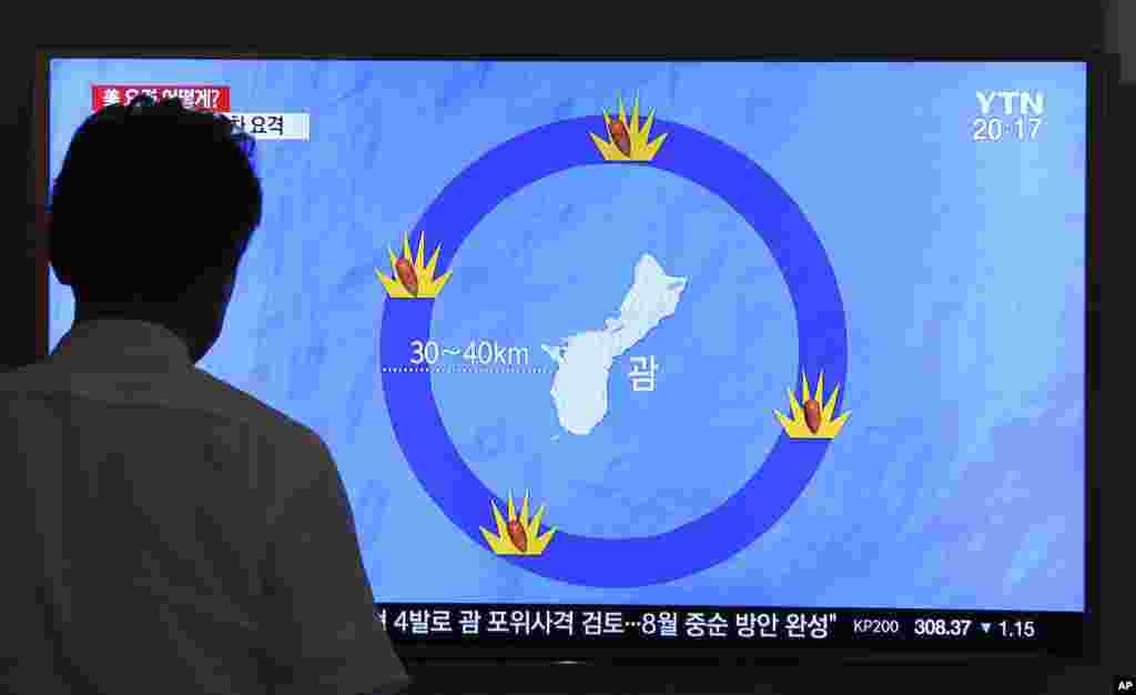 2017年8月10日,韩国首尔火车站,有人观看电视新闻报道朝鲜威胁袭击关岛。 