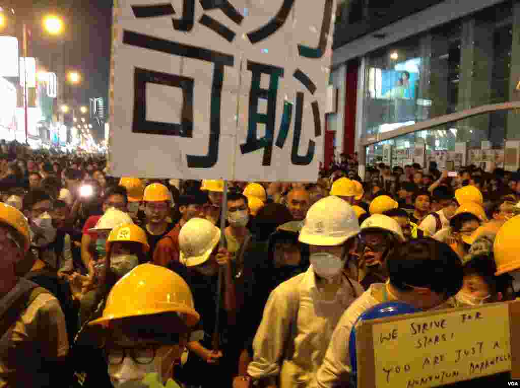 香港警民在旺角对峙 (美国之音海彦 拍摄)