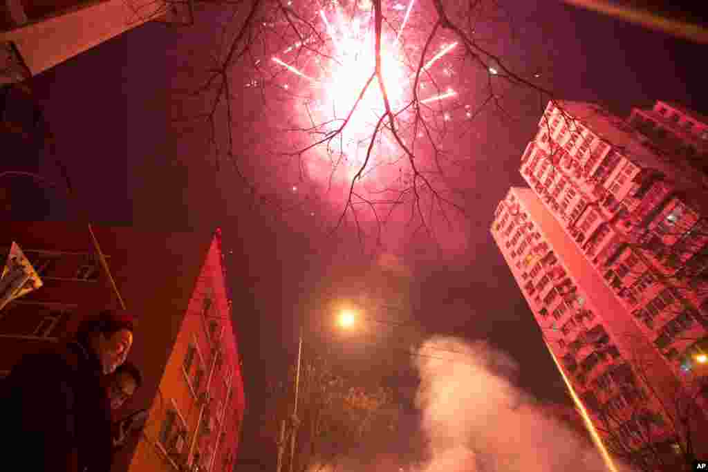 北京居民在除夕放鞭炮庆贺新春（2017年1月28日）