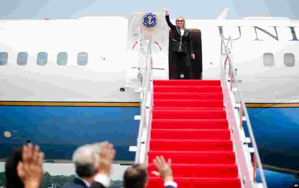 Ngoại trưởng Clinton chào từ biệt trước khi rời sân bay quốc tế Halim Perdanakusuma ở Jakarta. 4/9/2012. (AP Photo/Jim Watson, Pool)