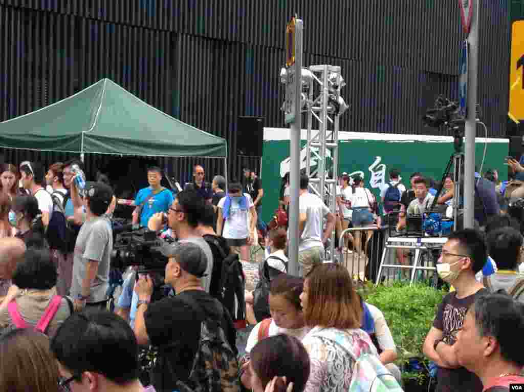 数千香港市民云集政府总部声援被困公民广场学生（美国之音图片／海彦拍摄）