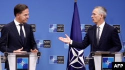 Генеральний секретар НАТО Єнс Столтенберг і прем’єр-міністр Нідерландів Марк Рютте у штаб-квартирі НАТО в Брюсселі, 17 квітня 2024. 26 червня 2024 32 країни НАТО призначили Рютте наступним головою альянсу. Фото: KENZO TRIBOUILLARD / AFP
