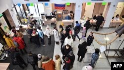 2024年3月17日，俄罗斯总统选举期间，在西伯利亚城市新西伯利亚，人们聚集在投票站。
