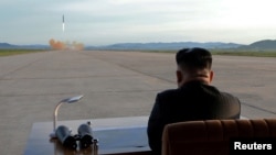朝鲜中央通讯社（KCNA）发布的这张未注明日期的照片显示朝鲜领导人金正恩（Kim Jong Un）观看朝鲜发射火星12弹道导弹。