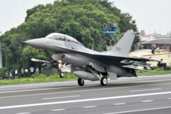 美制F-16V战机在台中彰化一条高速公路上降落。（2019年5月28日）