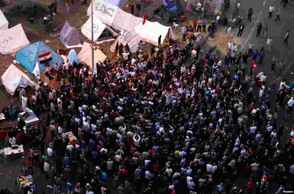 Người biểu tình thuộc Liên đoàn Báo giới hô khẩu hiệu chống Tổng thống Morsi tại Quảng trường Tahrir, Cairo, ngày 25 tháng 11, 2012.