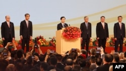 2023年7月1日,香港行政长官李家超(中)在香港举行的庆祝香港从英国归还给中国26周年的活动中发表讲话。(法新社照片)