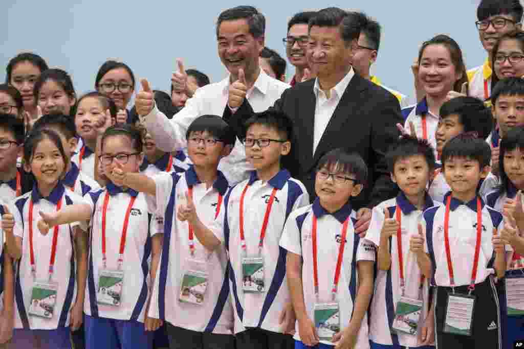中国国家主席习近平和香港特首梁振英到香港八乡少年警讯永久活动中心出席活动,与“少年警讯”的成员合影(2017年6月30日)。习近平6月29日至7月1日访问香港,参加香港回归20周年活动及新政府就职典礼。