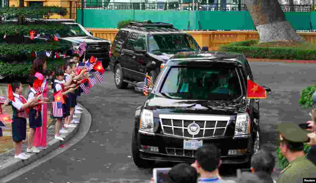 2016年5月23日,一辆运送美国总统巴拉克·奥巴马的豪华轿车抵达越南河内主席府,越南儿童参加欢迎仪式。据报道,总统豪华轿车拥有20厘米厚的装甲板和多层防护窗,而且使用的是卡车车架,而不是轿车车架。