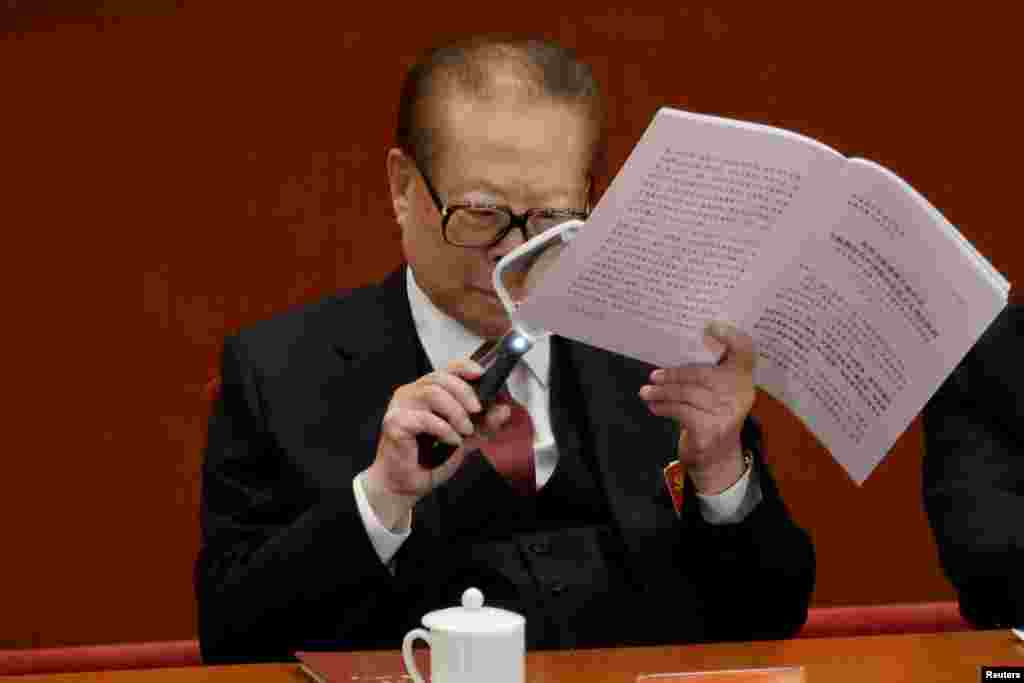 中共前总书记江泽民在北京人大会堂召开的中共19大开幕式上拿着放大镜阅读(2017年10月18日)。这款德国进口的放大镜的同款产品随之在网上走红,但许多发表同款放大镜图片的微博被删。
